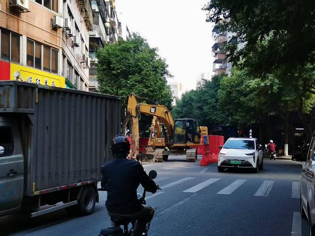 九游体育网站：三水西南园林路节后又再围蔽施工市民：能不能加快进度？(图1)