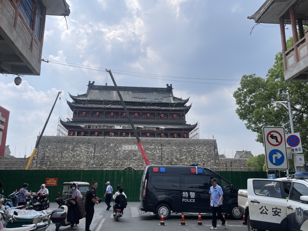 九游体育：凤阳鼓楼修缮疑云：施工方曾允许自然人违规挂靠和转包(图1)