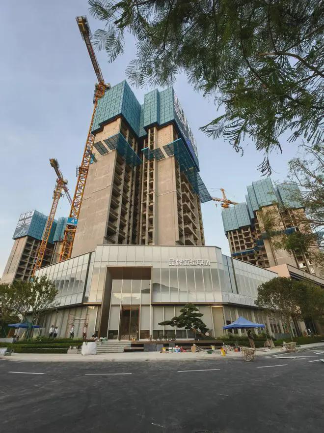 星河星悦云邸定位为中高端住宅项目。从其建筑规划、园林设计(图2)