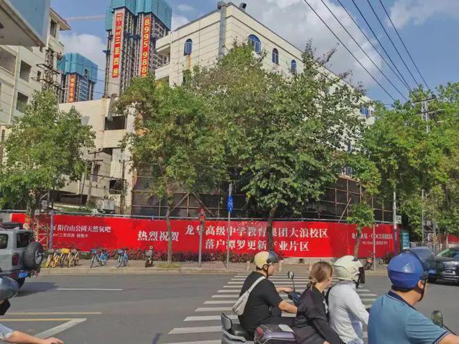星河星悦云邸定位为中高端住宅项目。从其建筑规划、园林设计(图14)