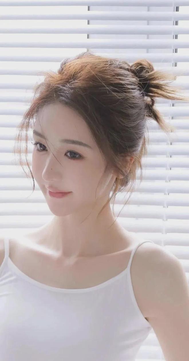 九游体育：男生叫女生㖭自己的坤图片(图1)