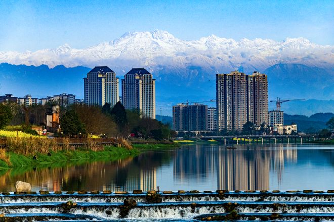 九游体育网站：实干的邛崃—我们身边的“十四五”丨绿水青山映古城公园城市绽新颜(图5)