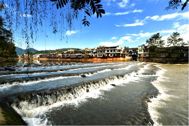 九游体育网站：实干的邛崃—我们身边的“十四五”丨绿水青山映古城公园城市绽新颜(图6)