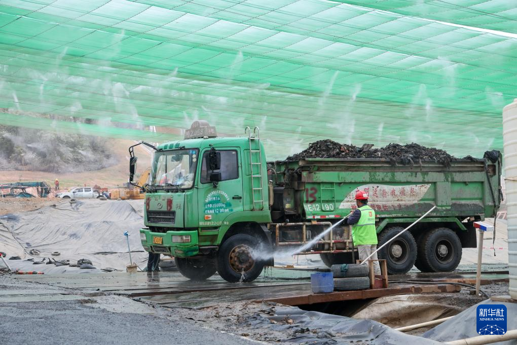 九游体育网站：“垃圾山”挖“宝”记(图3)