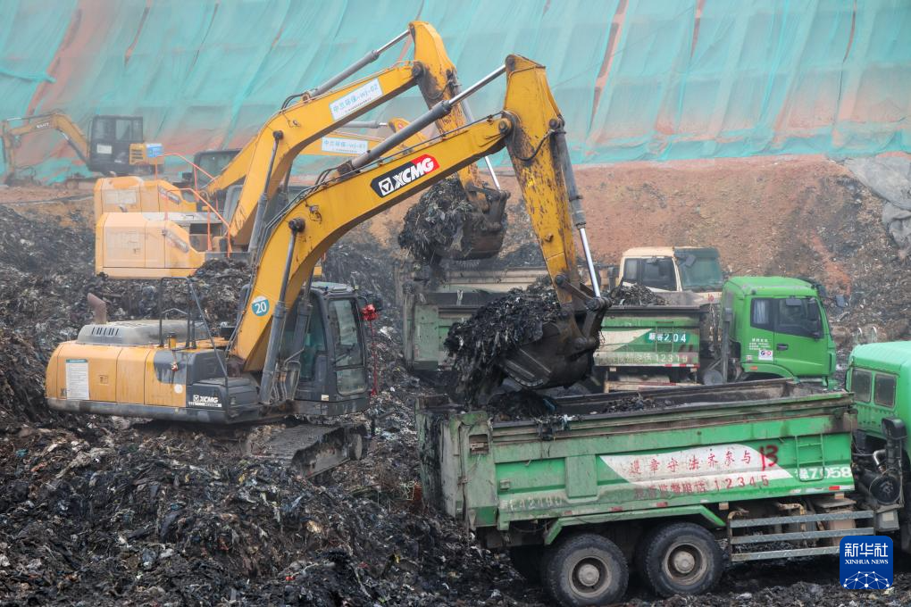 九游体育网站：“垃圾山”挖“宝”记(图2)