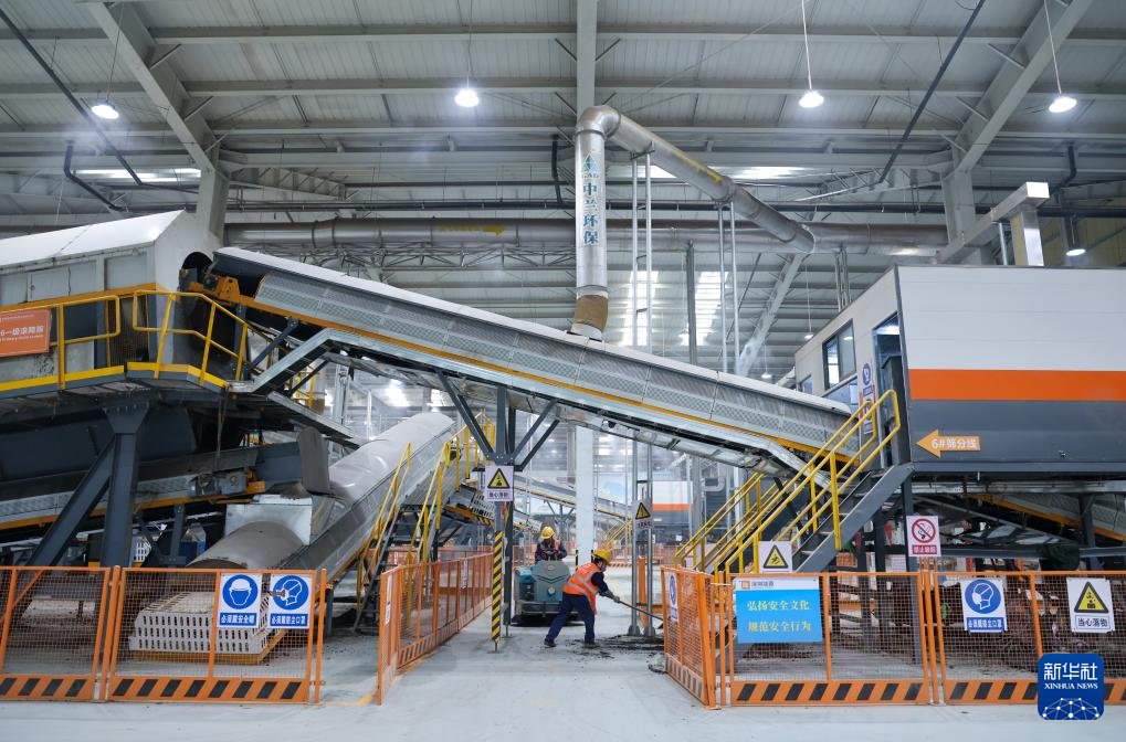 九游体育网站：“垃圾山”挖“宝”记(图6)